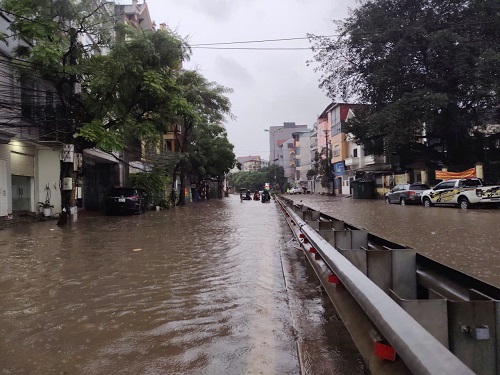 Phố Kẻ Giàn, phường Xuân Đỉnh ngập sâu. Ảnh: Phỏng viên