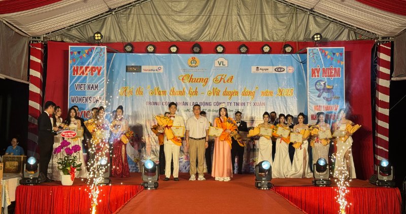 Ban Tổ chức trao giải Ba cho các thí sinh xuất sắc tại đêm chung kết Hội thi Nam Thanh Lịch, Nữ Duyên Dáng năm 2025.
