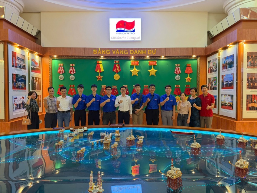 Vietsovpetro gặp gỡ tân sinh viên được cử đi du học tại Liên bang Nga 2025 Vietsovpetro gặp gỡ tân sinh viên được cử đi du học tại Liên bang Nga