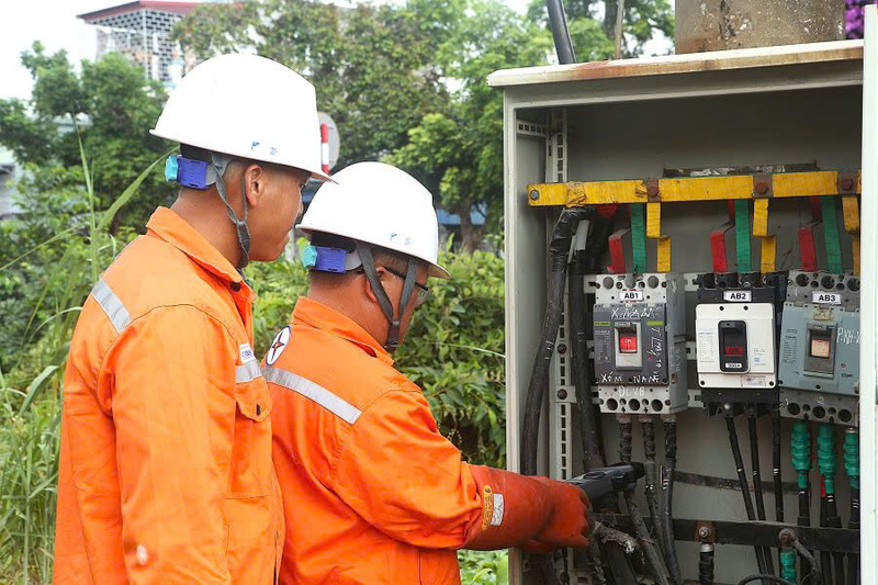 Công nhân Điện lực Dương Kinh, kiểm tra công suất tại trạm biến áp Ninh Hải 1.