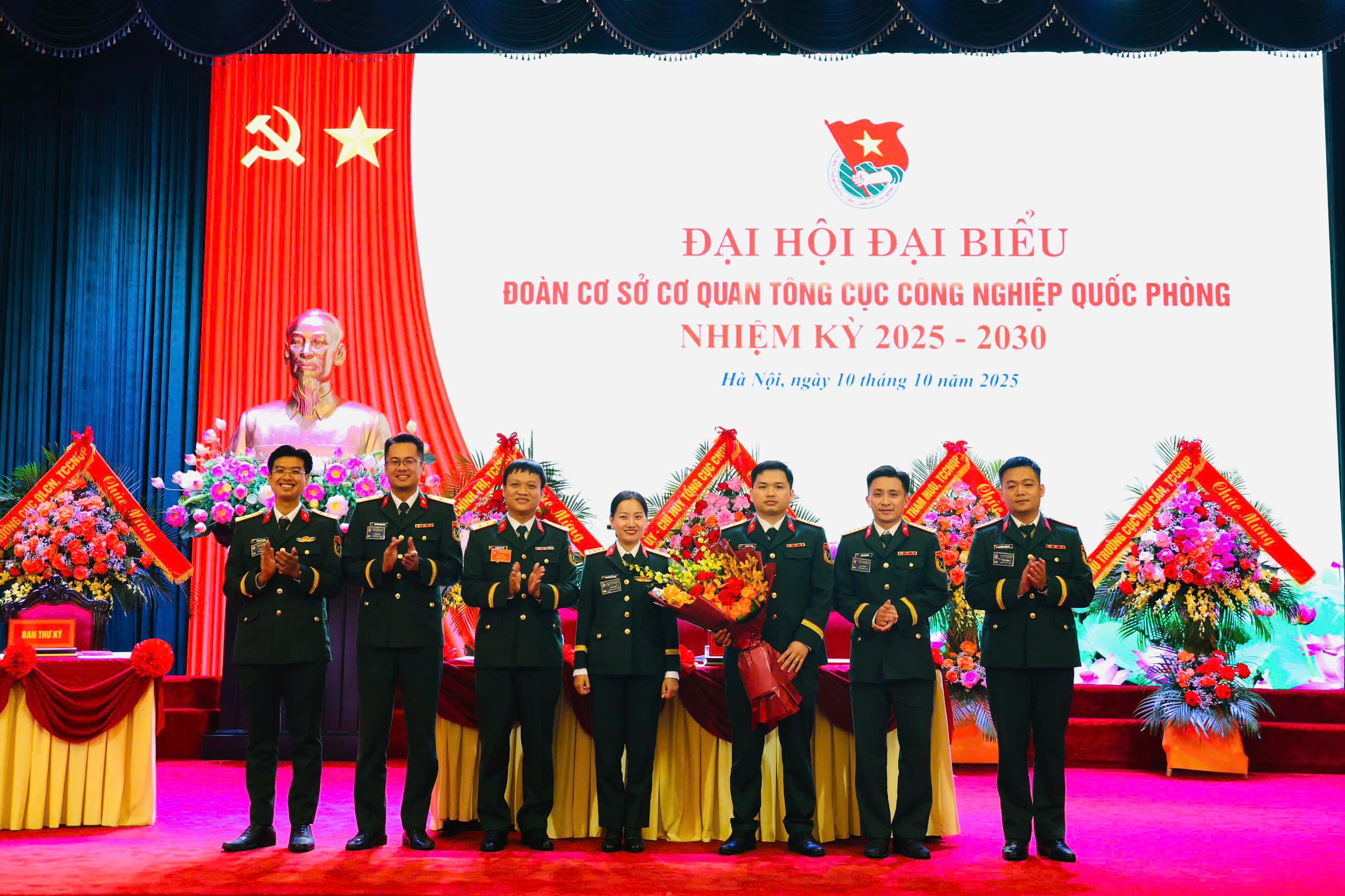 Tặng hoa chúc mừng Ban Chấp hành Đoàn cơ sở Cơ quan Tổng cục CNQP nhiệm kỳ 2025 - 2030. Ảnh: Đinh Lăng.