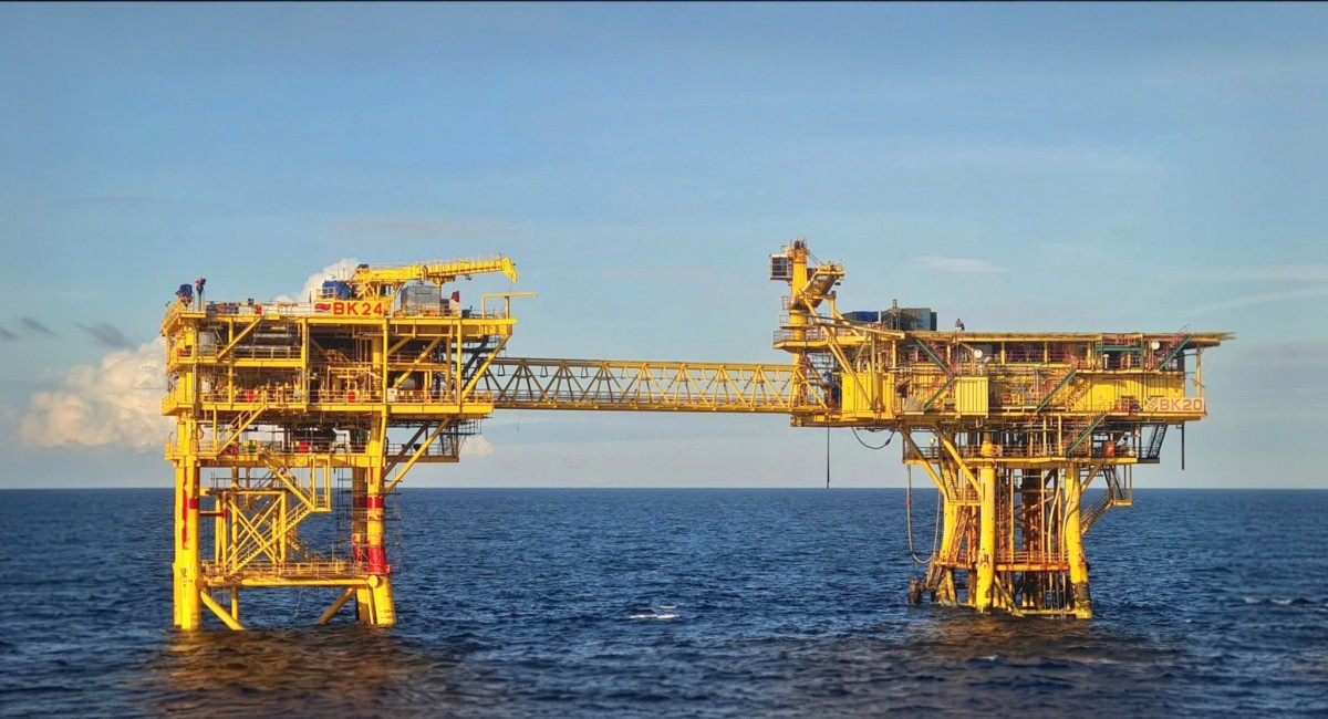 Vietsovpetro đón dòng dầu thương mại đầu tiên từ giàn BK-24 (mỏ Bạch Hổ) Vietsovpetro đón dòng dầu thương mại đầu tiên từ giàn BK-24 (mỏ Bạch Hổ)