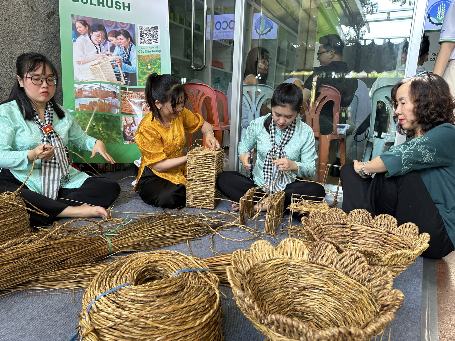 Các đơn vị được giao đơn giản thủ tục, đa dạng thị trường xuất khẩu cho doanh nghiệp. Ảnh: T.H