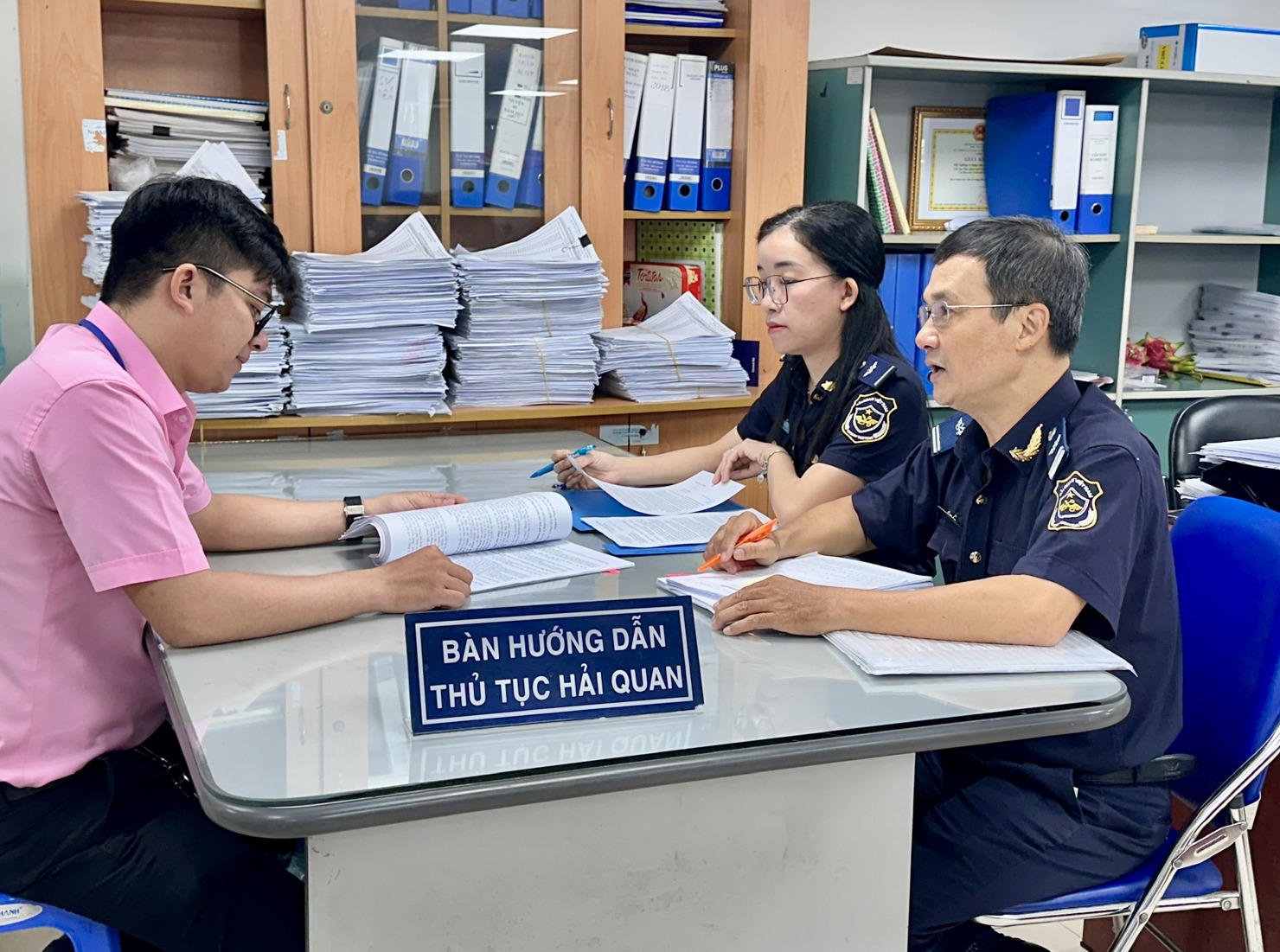 Hải quan khu vực II lu&ocirc;n ch&uacute; trọng hướng dẫn thủ tục hải quan cho doanh nghiệp. Ảnh: T.H