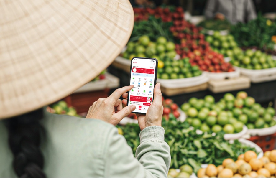 Người tiêu dùng đối mặt với nỗi lo giá cả thường trực vào dịp cuối năm. Ảnh: Việt Hưng
