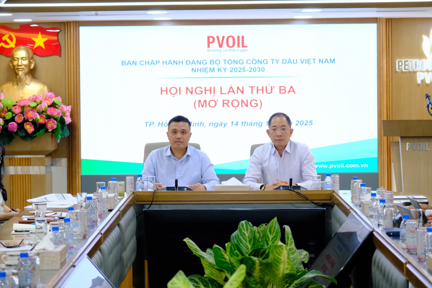 Đ/c Cao Hoài Dương – Bí thư Đảng ủy, Chủ tịch HĐQT Tổng công ty (bên phải) và đ/c Nguyễn Đăng Trình – Phó Bí thư Đảng ủy, Tổng Giám đốc Tổng công ty (bên trái) chủ trì Hội nghị Đ/c Cao Hoài Dương – Bí thư Đảng ủy, Chủ tịch HĐQT Tổng công ty (bên phải) và đ/c Nguyễn Đăng Trình – Phó Bí thư Đảng ủy, Tổng Giám đốc Tổng công ty (bên trái) chủ trì Hội nghị