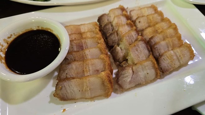 Làm món thịt heo quay kiểu Hoa đãi tiệc nhân dịp 20.10