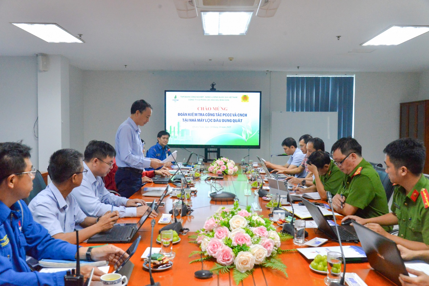 Trưởng Ban ATMT Nguyễn Quang Hưng báo cáo về công tác Phòng cháy chữa cháy tại buổi làm việc với Công an tỉnh Quảng Ngãi Trưởng Ban ATMT Nguyễn Quang Hưng báo cáo về công tác Phòng cháy chữa cháy tại buổi làm việc với Công an tỉnh Quảng Ngãi
