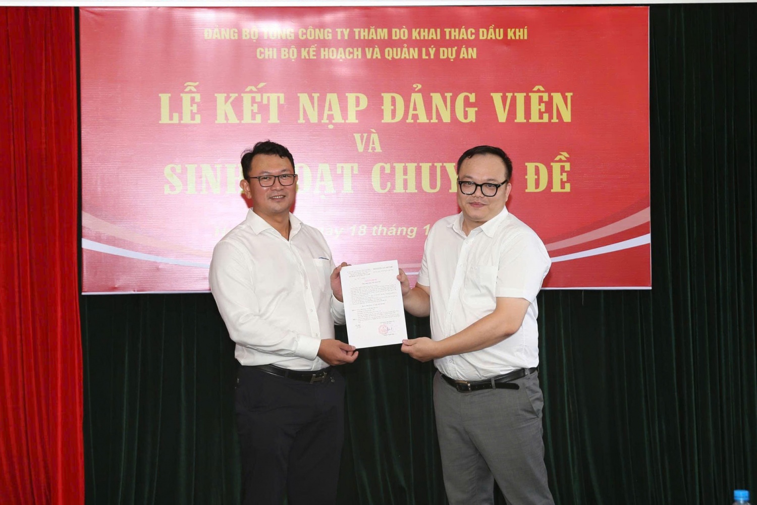 Đ/c Phạm Ngọc Hiến, Bí thư Chi bộ KH&QLDA trao QĐ kết nạp Đảng viên cho Quần Chúng Trần Phan Thu Trang Đ/c Phạm Ngọc Hiến, Bí thư Chi bộ KH&QLDA trao QĐ kết nạp Đảng viên cho Quần Chúng Trần Phan Thu Trang