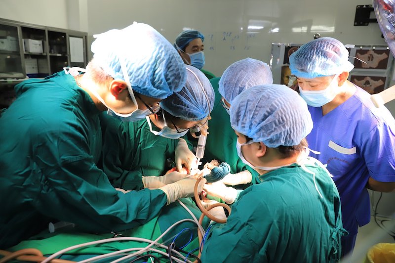 Các bác sĩ thực hiện một ca phẫu thuật. Ảnh: Thùy Linh