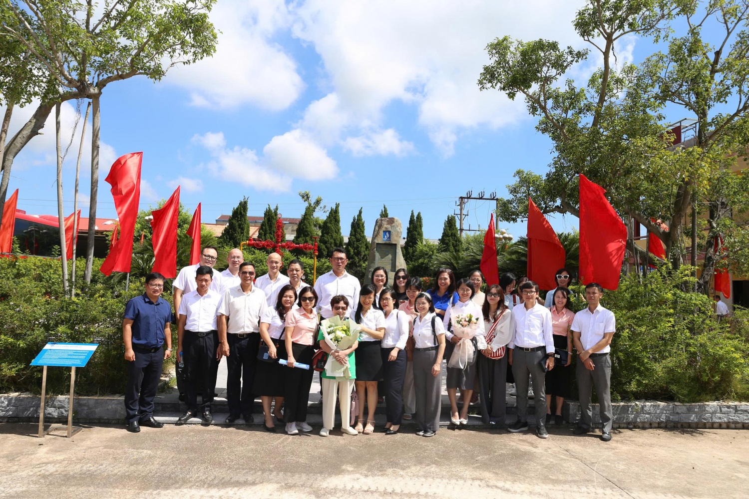 Chi bộ  Ban KH&QLDA tại Khu lưu niệm công trình dầu khí đầu tiên của Việt Nam tại xã Đồng Châu, tỉnh Hưng Yên Chi bộ  Ban KH&QLDA tại Khu lưu niệm công trình dầu khí đầu tiên của Việt Nam tại xã Đồng Châu, tỉnh Hưng Yên
