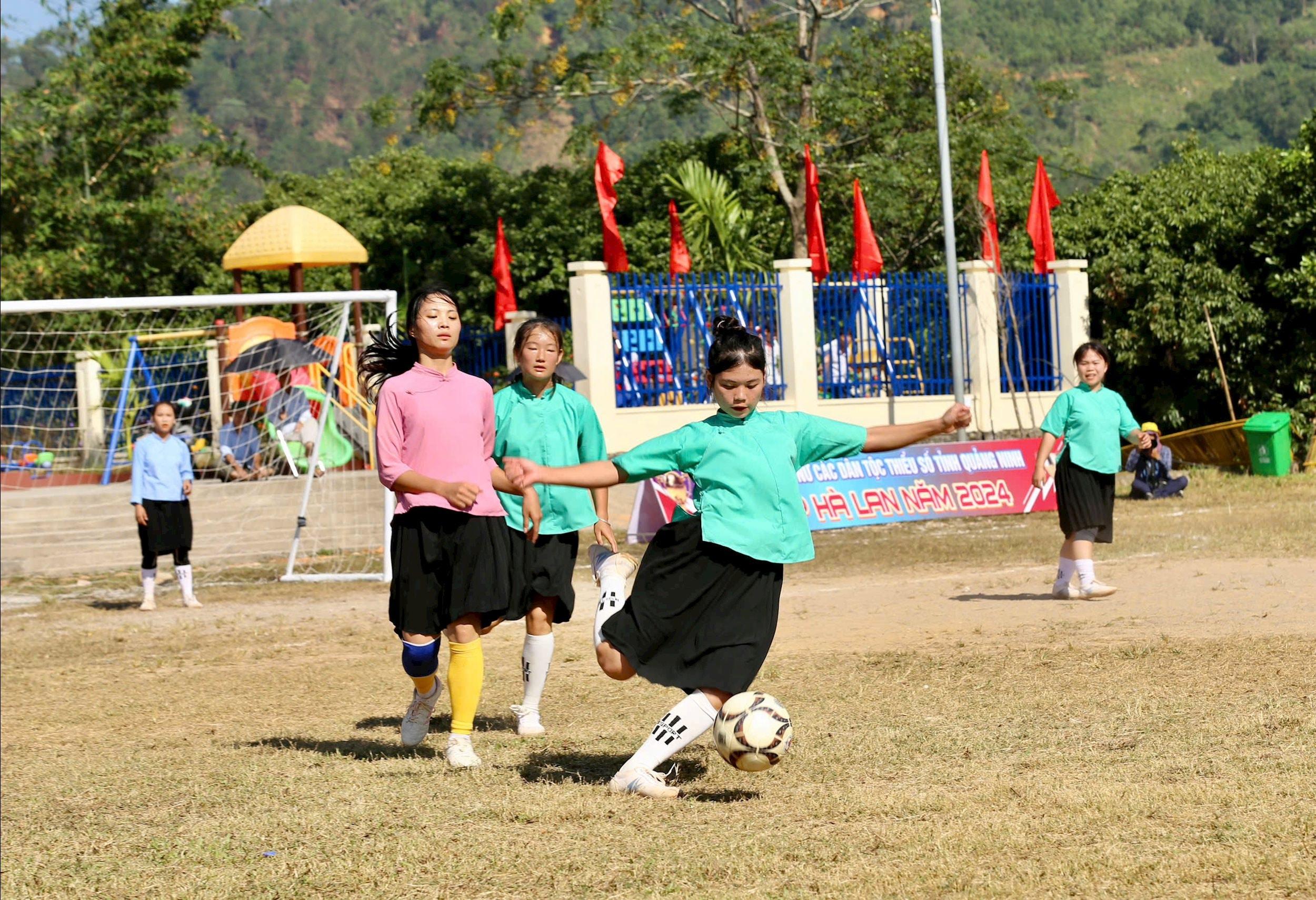 anh-2-giai-bong-da-nu-dan-toc-quang-ninh-mo-rong.jpg