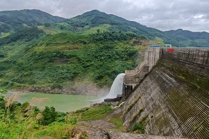 Hồ Thuỷ điện Đakđrinh hiện đang xả tràn để đưa mực nước hồ về mực nước đón lũ thấp nhất là 400m. Hồ Thuỷ điện Đakđrinh hiện đang xả tràn để đưa mực nước hồ về mực nước đón lũ thấp nhất là 400m.