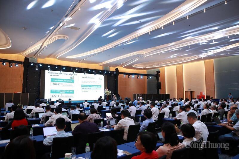 Các đại biểu trình bày tham luận.