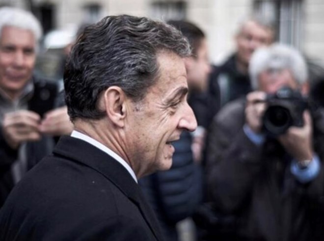 Cựu Tổng thống Pháp Sarkozy mang theo 3 cuốn sách vào thụ án 5 năm tù