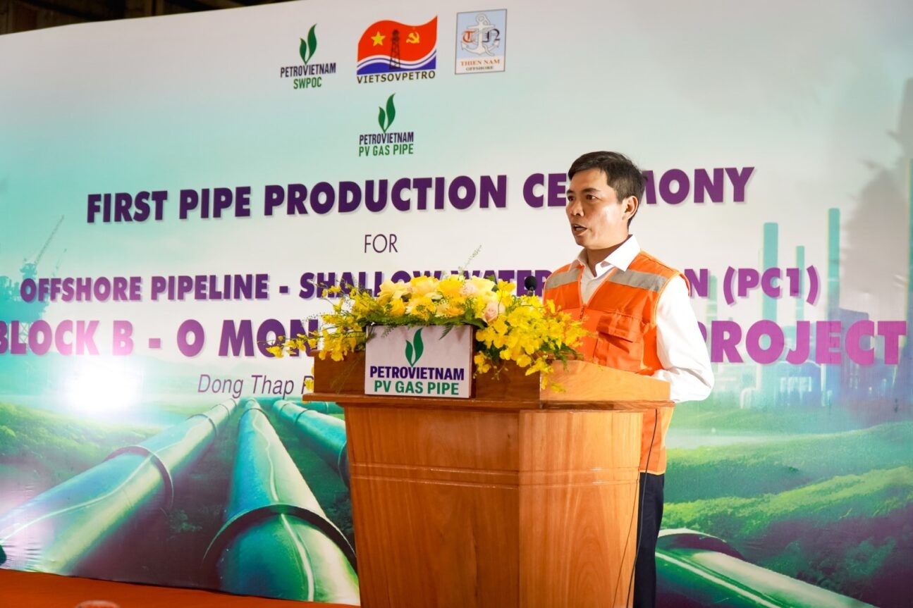 Ông Đặng Đức Phong – Phó Tổng Giám đốc Vietsovpetro thay mặt liên danh tổng thầu phát biểu Ông Đặng Đức Phong – Phó Tổng Giám đốc Vietsovpetro thay mặt liên danh tổng thầu phát biểu