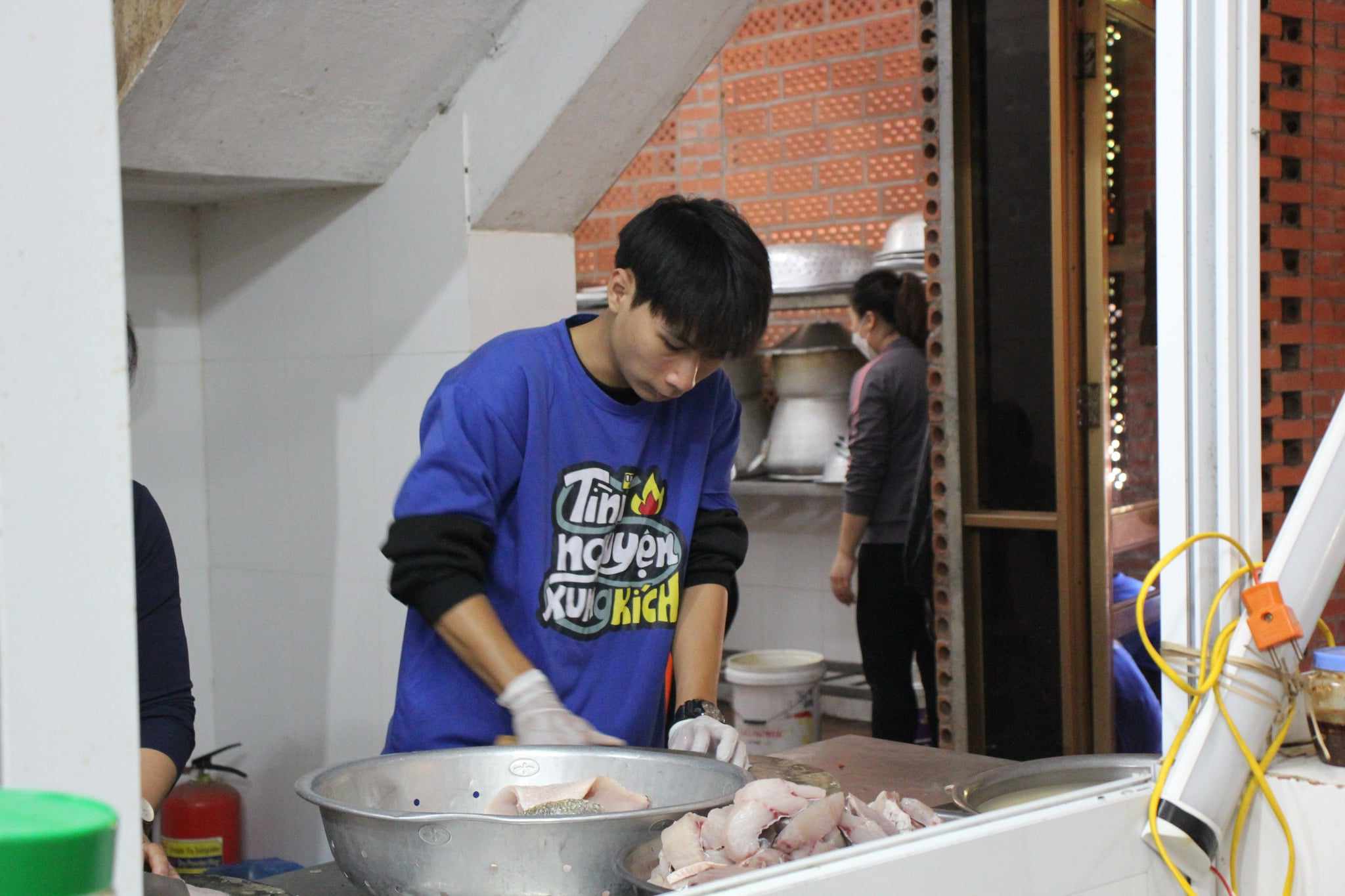 Thành Đạt miệt mài với công việc tình nguyện. Ảnh: NVCC