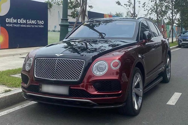 Bentley Bentayga mang màu lạ ở TPHCM
