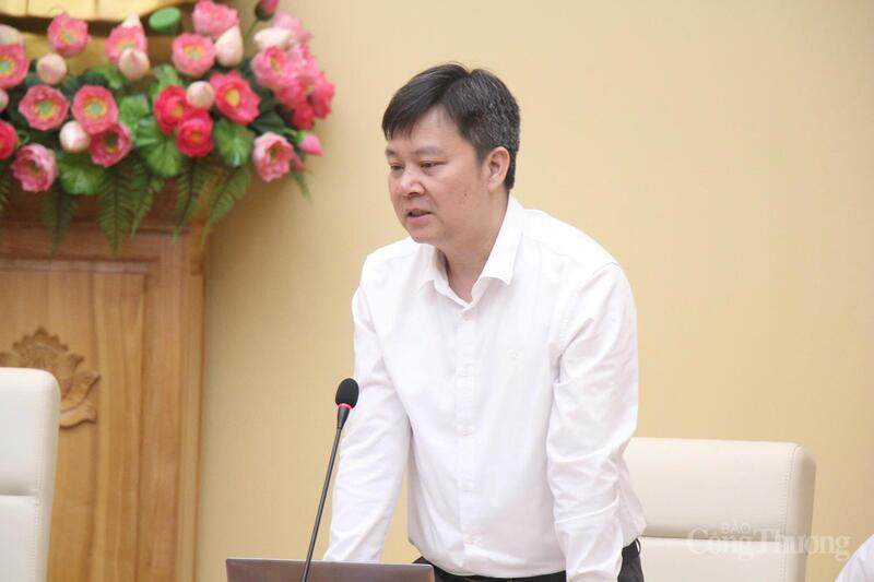 Đại diện Cục Điện lực báo cáo tại cuộc họp.