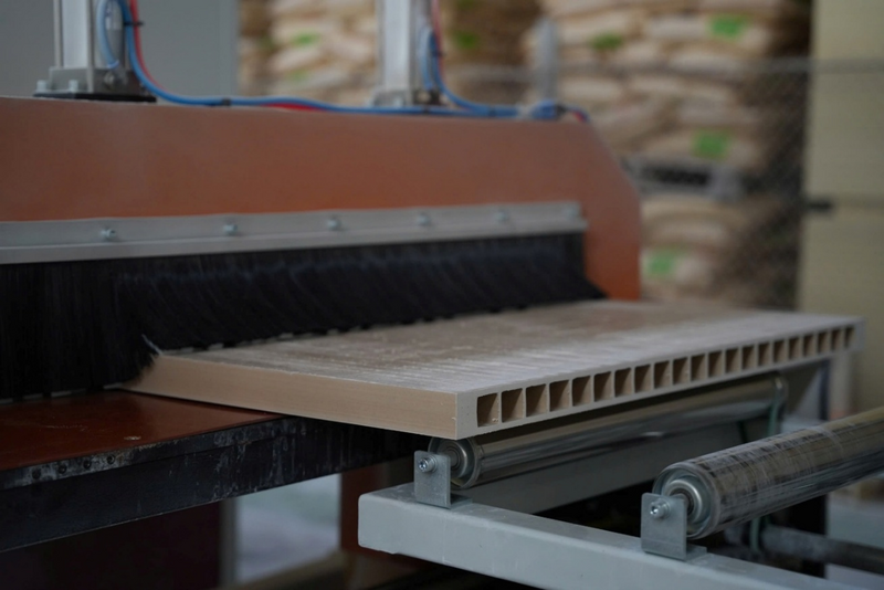 Một công đoạn trong sản xuất gỗ nhựa composite bằng phương pháp ép đùn