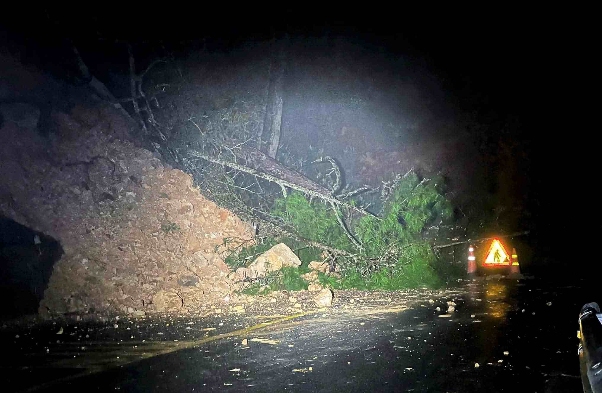 Sạt lở khiến đất đá, cây cối đổ tràn xuống đường trên đèo D'ran. Ảnh: Phúc Khánh