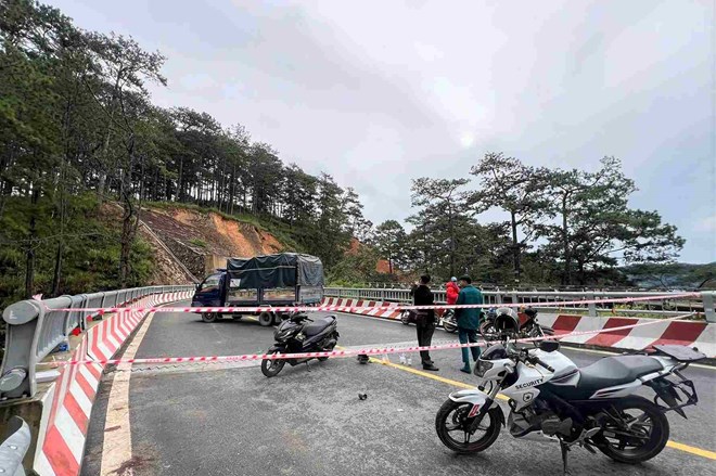 Sạt lở diễn biến phức tạp trên đèo D’ran Lâm Đồng, buộc dừng lưu thông 2 chiều