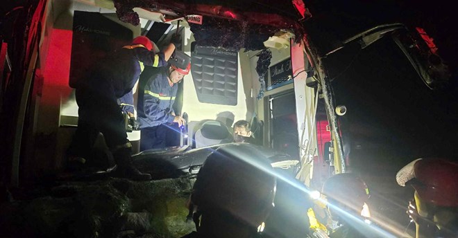 Xuyên đêm cứu người mắc kẹt trong xe khách gặp nạn trên cao tốc Đà Nẵng - Quảng Ngãi