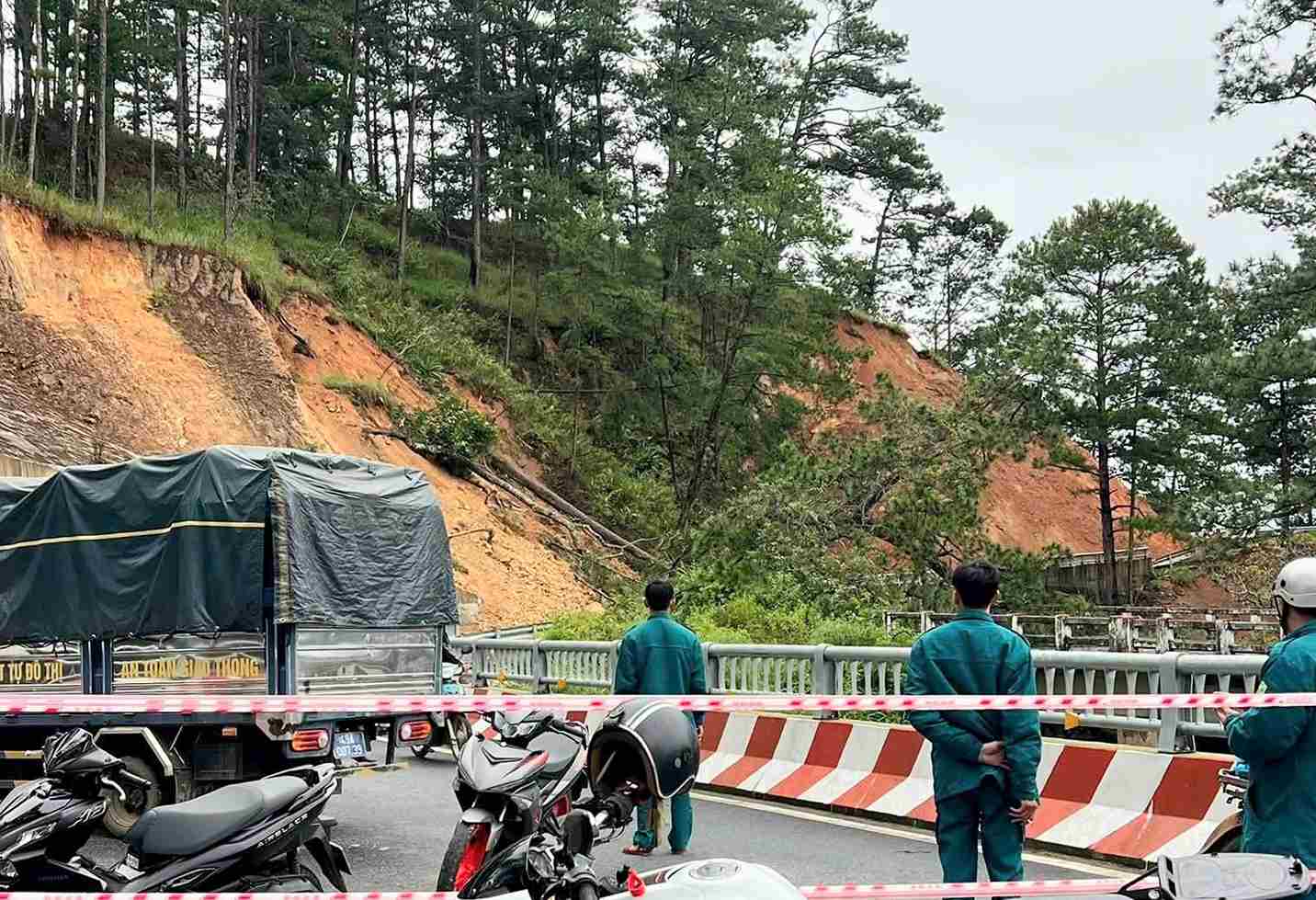 Sạt lở đang diễn biến phức tạp ngay quả đồi rừng thông cạnh Cầu Treo trên đèo D'ran. Ảnh: Phúc Khánh