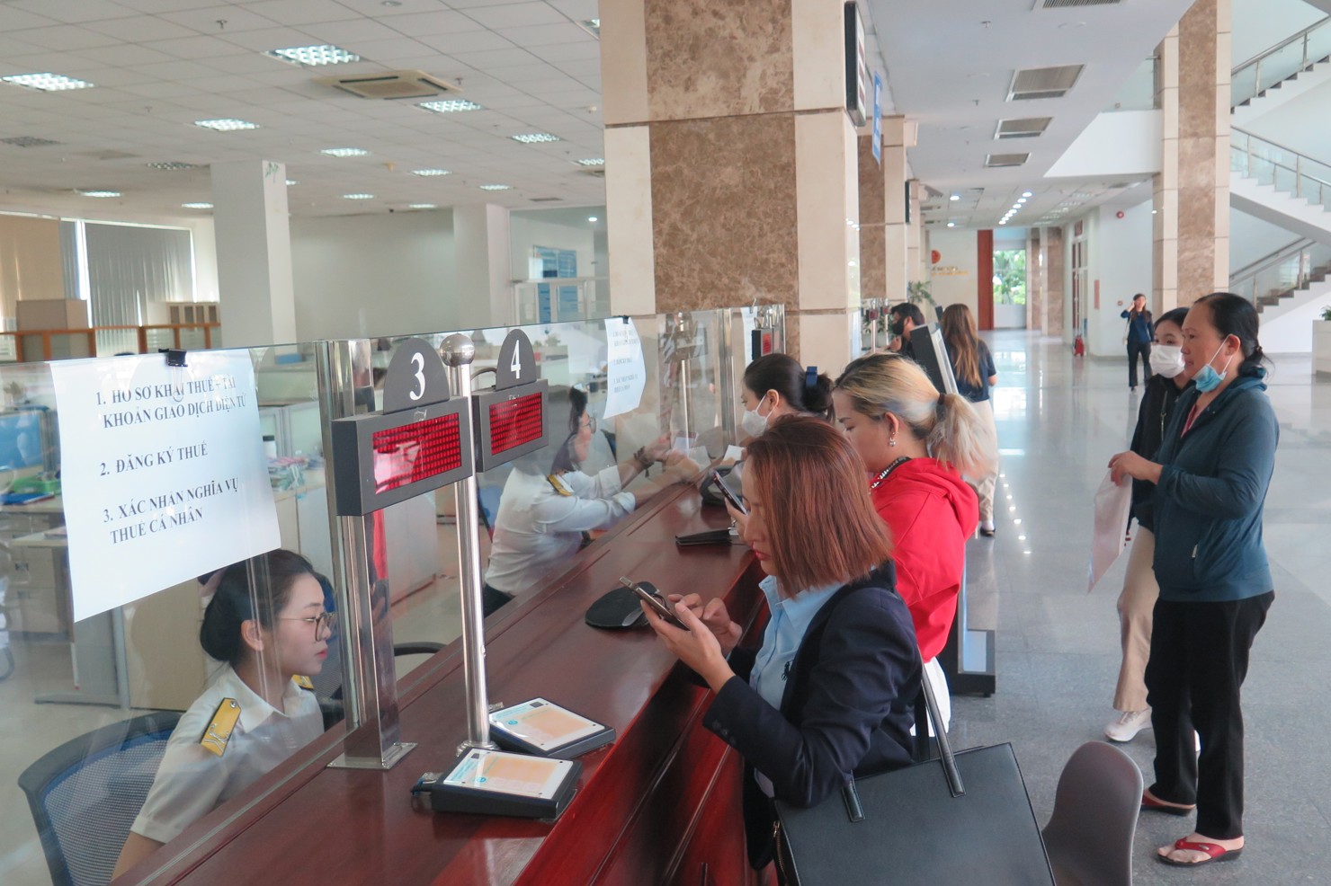 Hộ kinh doanh cần nắm r&otilde; quy định về h&oacute;a đơn, chứng từ, sổ s&aacute;ch kế to&aacute;n v&agrave; k&ecirc; khai thuế tr&ecirc;n c&aacute;c nền tảng điện tử như eTax, eTax mobile. Ảnh: Đức Mỹ