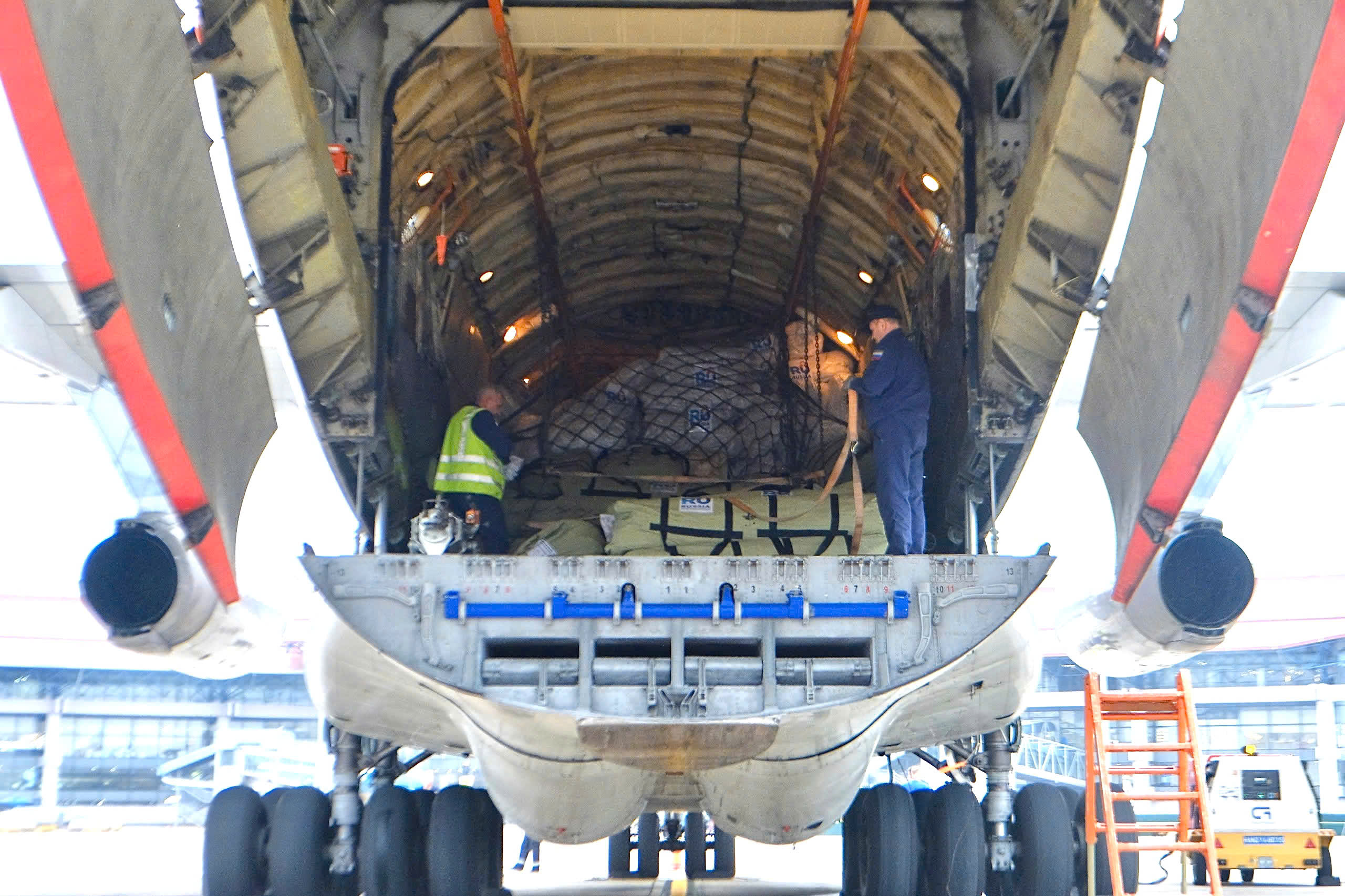 Đại sứ Liên bang Nga tại Việt Nam Gennady Bezdetko đã trao số hàng viện trợ trên cho ông Nguyễn Trường Sơn, Phó Cục trưởng Cục Quản lý đê điều và Phòng, chống thiên tai. Ảnh: Cục Quản lý đê điều và Phòng, chống thiên tai