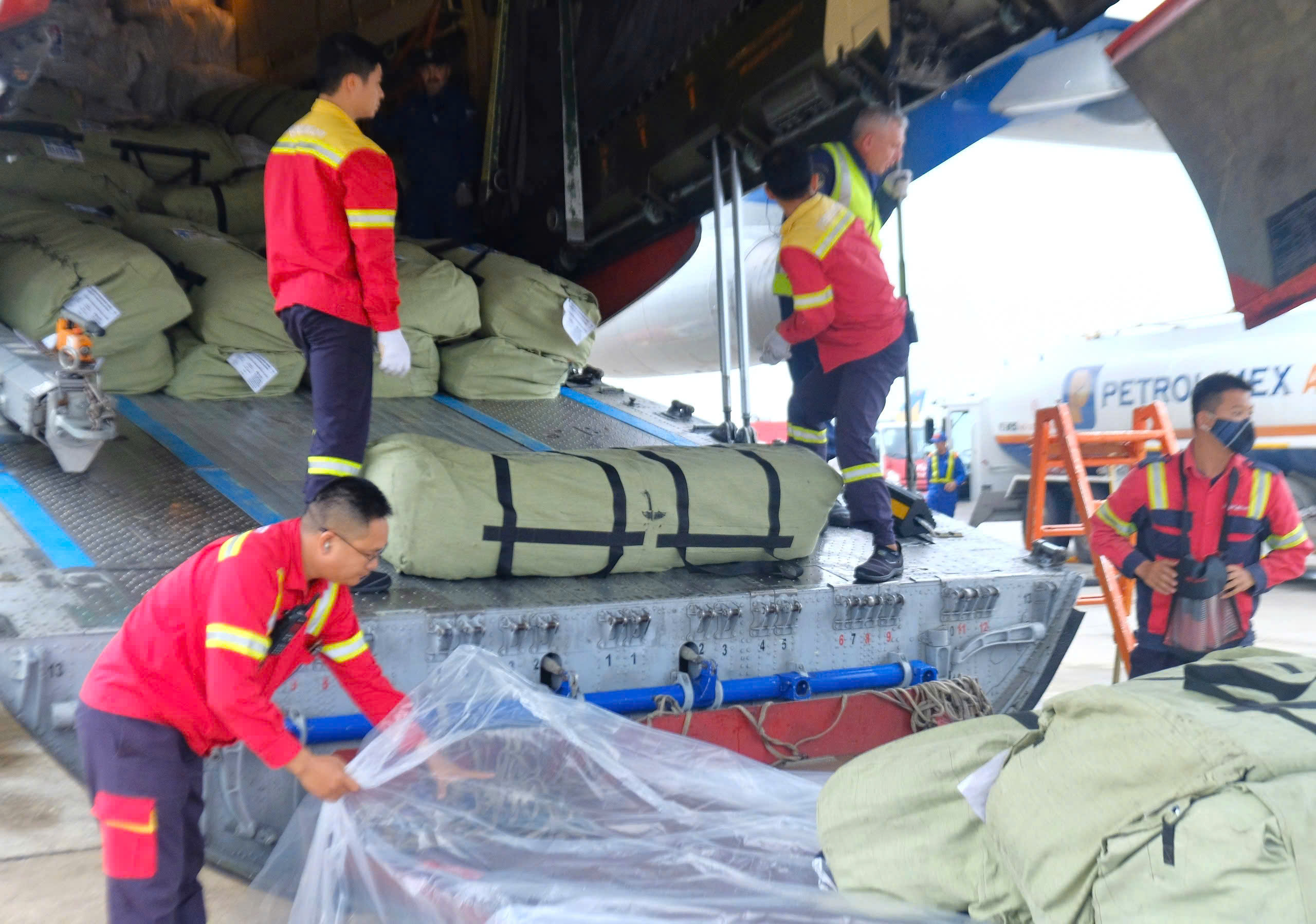 Đại sứ Liên bang Nga tại Việt Nam Gennady Bezdetko đã trao số hàng viện trợ trên cho ông Nguyễn Trường Sơn, Phó Cục trưởng Cục Quản lý đê điều và Phòng, chống thiên tai. Ảnh: Cục Quản lý đê điều và Phòng, chống thiên tai