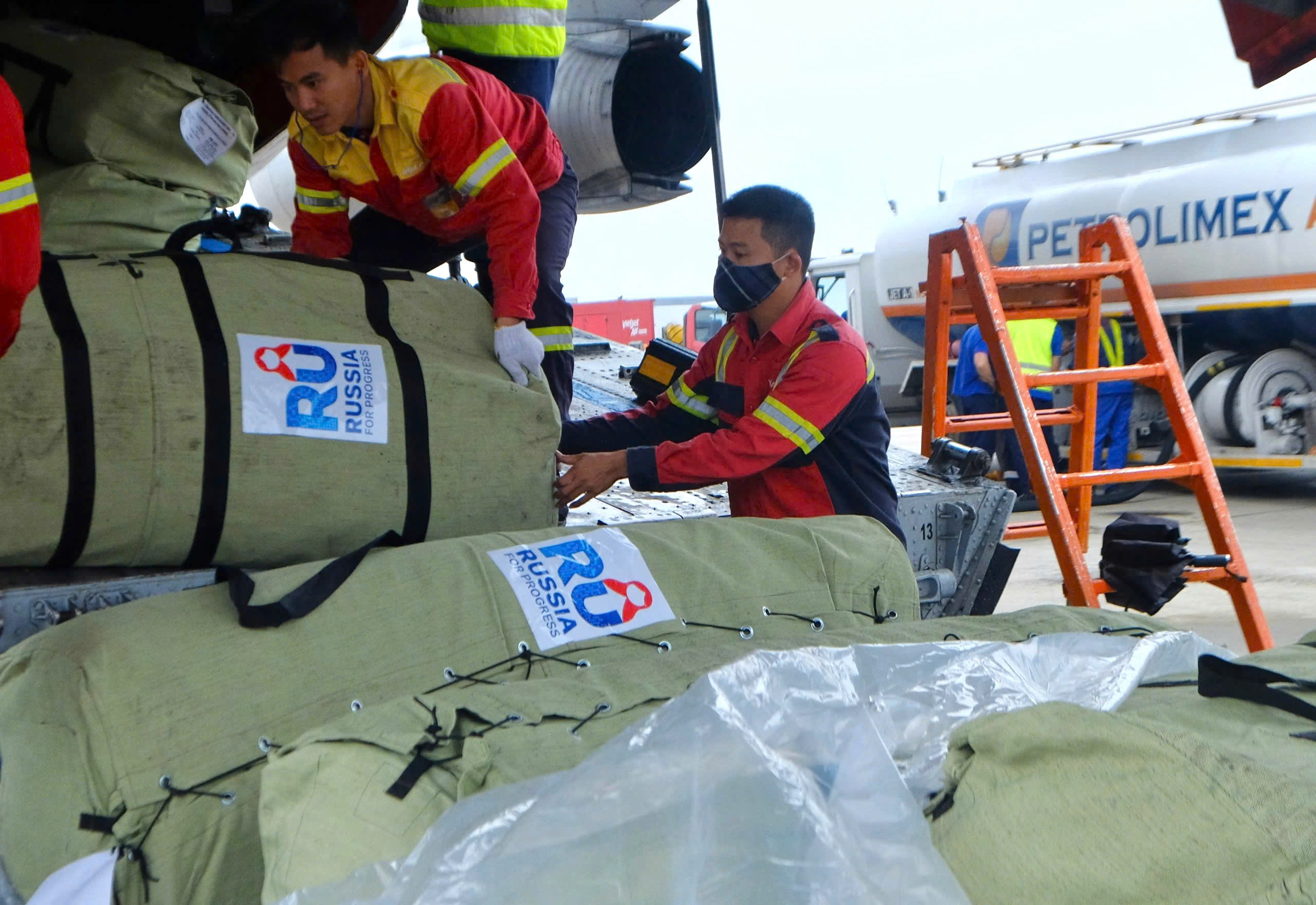 Đại sứ Liên bang Nga tại Việt Nam Gennady Bezdetko đã trao số hàng viện trợ trên cho ông Nguyễn Trường Sơn, Phó Cục trưởng Cục Quản lý đê điều và Phòng, chống thiên tai. Ảnh: Cục Quản lý đê điều và Phòng, chống thiên tai