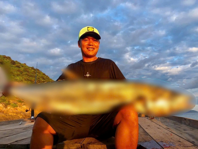 Anh Tuấn kể lại với PV Lao Động sự việc bất ngờ phát hiện và tham gia cứu cháu bé giữa đêm khuya. Ảnh: NVCC