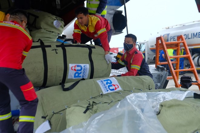 Chuyên cơ Nga chở 29 tấn hàng cứu trợ khẩn cấp cho người dân vùng lũ Huế