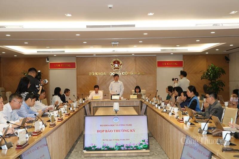 Quang cảnh buổi họp báo. Ảnh: Phong Lâm