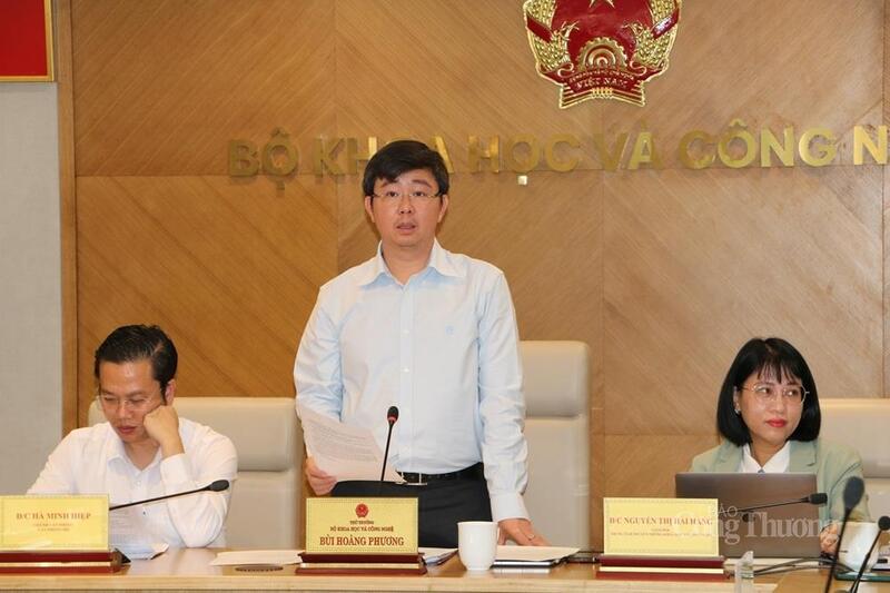 Thứ trưởng Bộ Khoa học và Công nghệ phát biểu tại họp báo. Ảnh: Phong Lâm