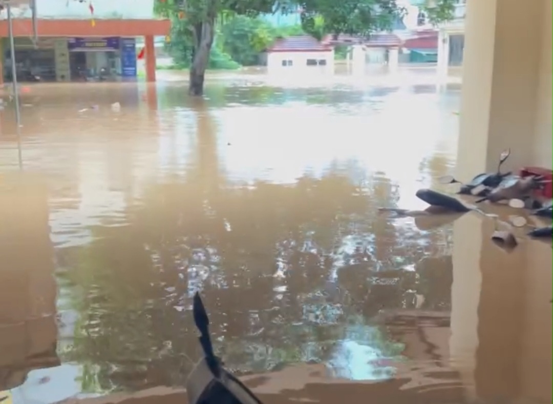 Chung cư thường xuyên rơi vào tình trạng ngập úng. Ảnh: Tuấn