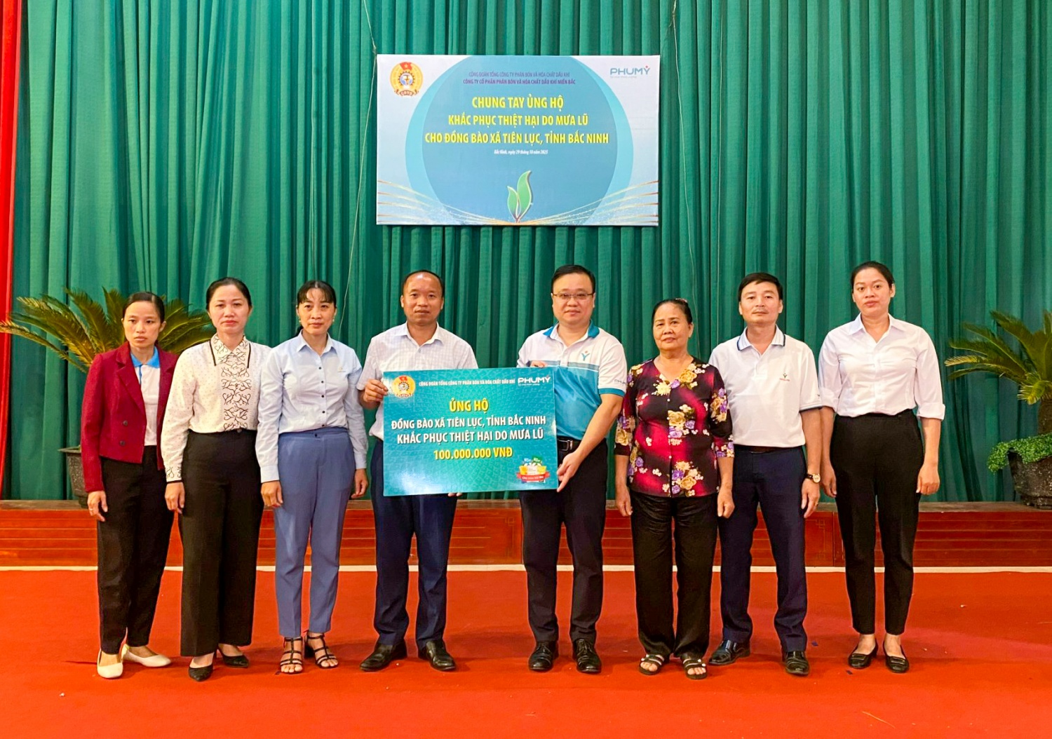 PVFCCo – Phú Mỹ trao kinh phí hỗ trợ đến đồng bào vùng bão lũ miền Bắc PVFCCo - Phú Mỹ trao kinh phí hỗ trợ đến đồng bào vùng bão lũ miền Bắc