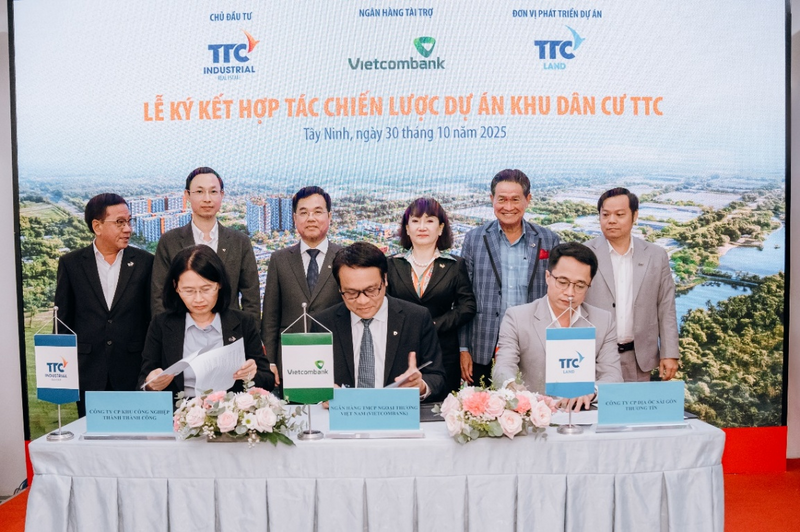 Đại diện 3 bên TTC IZ, TTC Land và Vietcombank thực hiện nghi thức ký kết hợp tác chiến lược