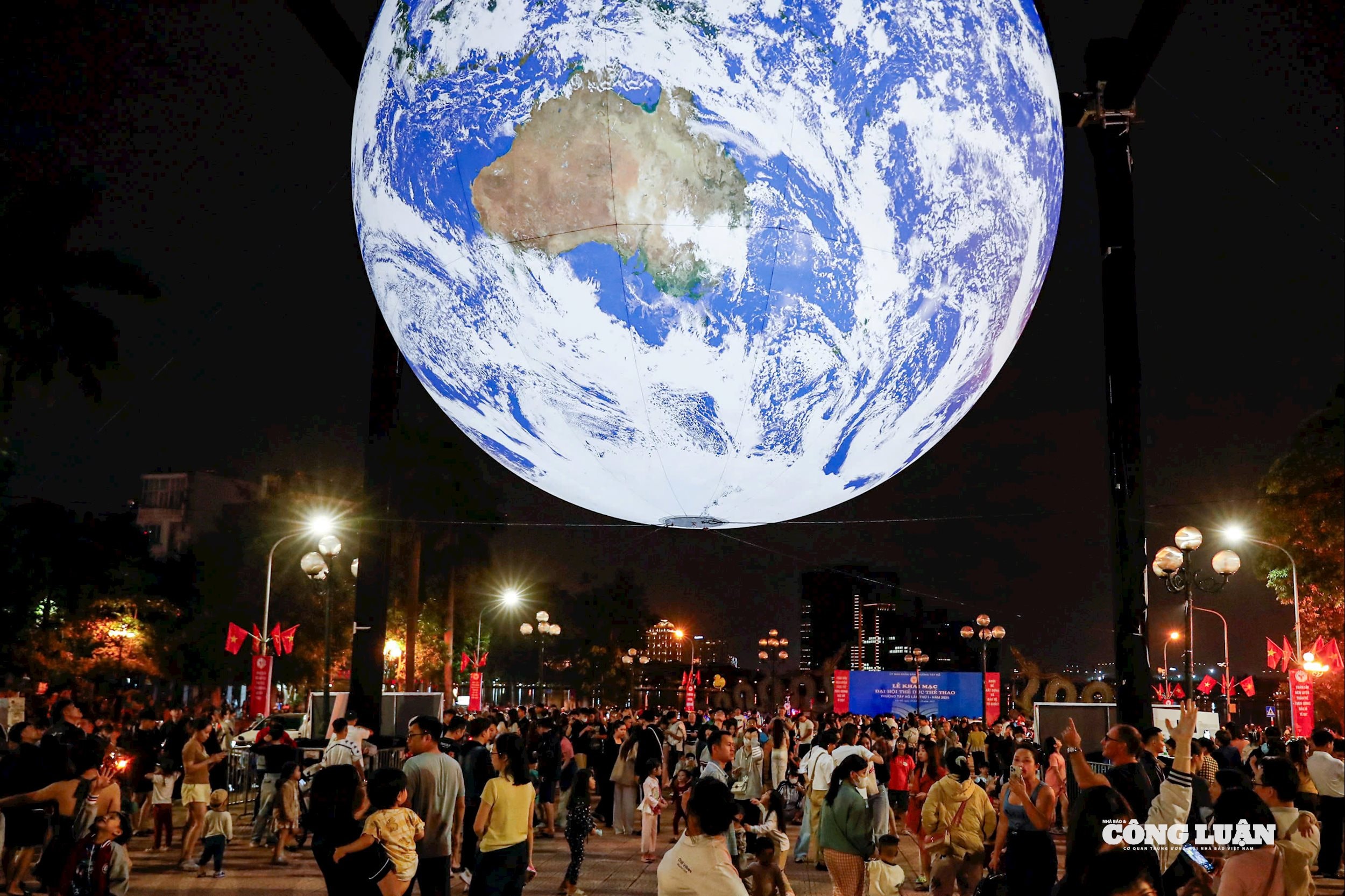 “Gaia” được thu nhỏ tỉ lệ 1:1,8 triệu so với Trái Đất thật; 1cm trên mô hình tương ứng với 18km ngoài thực tế. Đặc biệt, khi đứng cách mô hình khoảng 211m, người xem sẽ có cảm giác như đang ngắm Trái Đất từ Mặt Trăng.