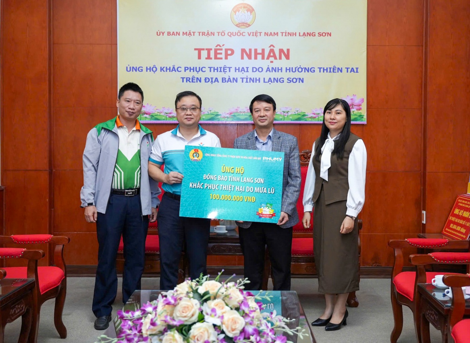 PVFCCo – Phú Mỹ trao kinh phí hỗ trợ đến đồng bào vùng bão lũ miền Bắc PVFCCo - Phú Mỹ trao kinh phí hỗ trợ đến đồng bào vùng bão lũ miền Bắc