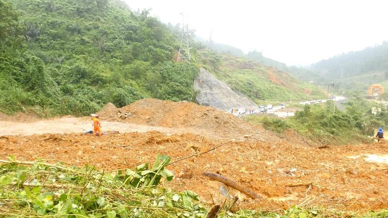 Khắc phục sự cố gẫy đổ cột đường dây 110kV Phước Sơn do sạt lở. Ảnh: PC Đà Nẵng