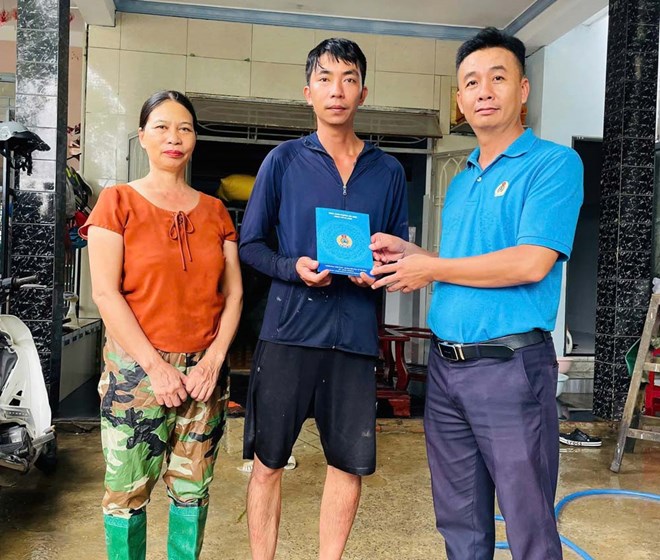 Công đoàn phường Hải Châu, Đà Nẵng hỗ trợ đoàn viên bị thiệt hại nặng do mưa lũ