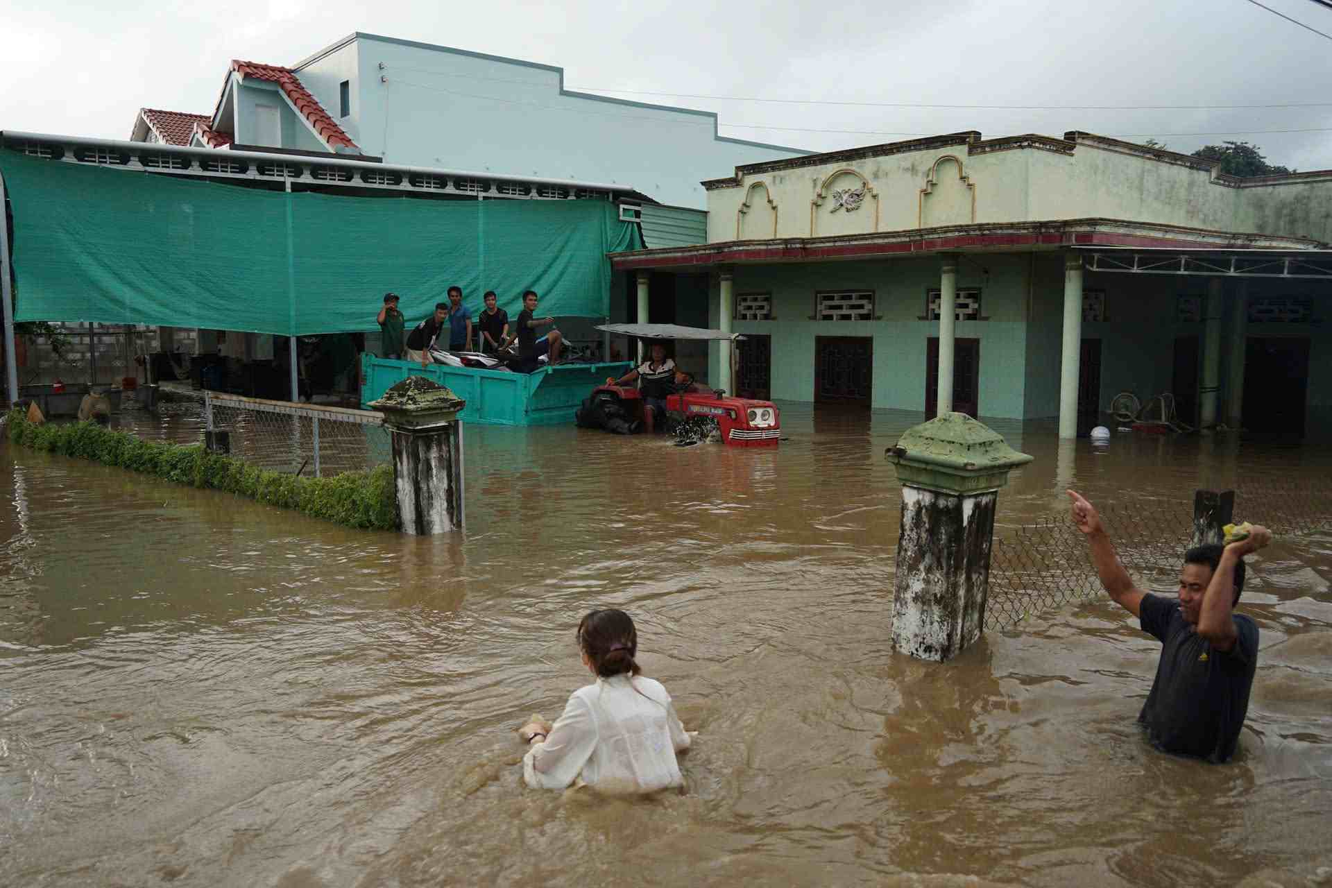 Nhà cửa của người dân Lâm Đồng bị nước nhấn chìm, cô lập. Ảnh: Phúc Khánh