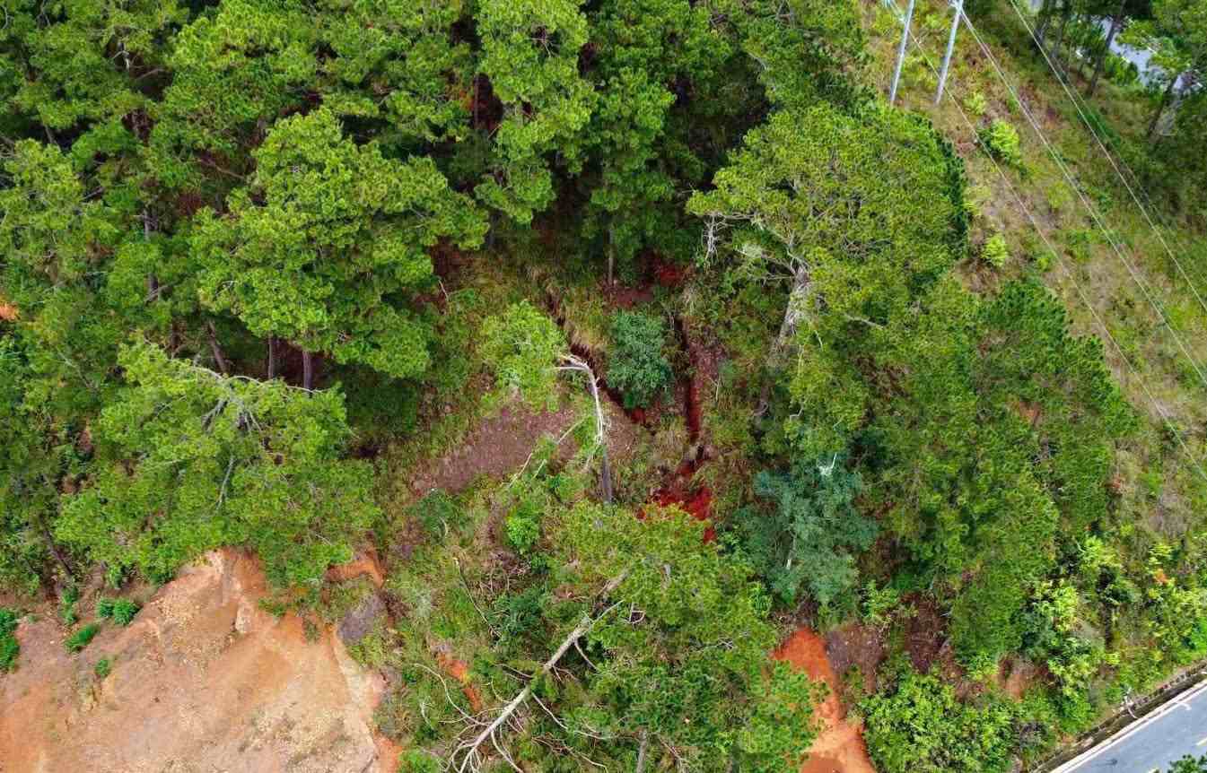 Đèo D'ran trên Quốc lộ 20 bị sạt lở nghiêm trọng đang bị phong tỏa. Ảnh: Phúc Khánh