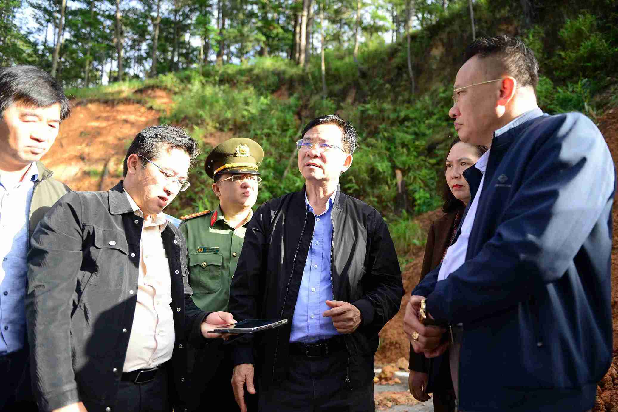 Chủ tịch UBND tỉnh Lâm Đồng Hồ Văn Mười kiểm tra, chỉ đạo khắc phục sạt lở trên đèo D'ran. Ảnh: Phúc Khánh