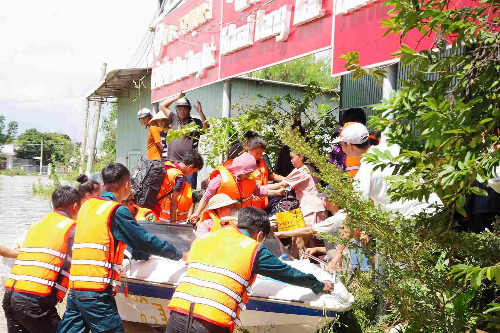 Lực lượng cứu hộ di dời, sơ tán người dân bị ngập lụt đến nơi an toàn. Ảnh: Phúc Khánh