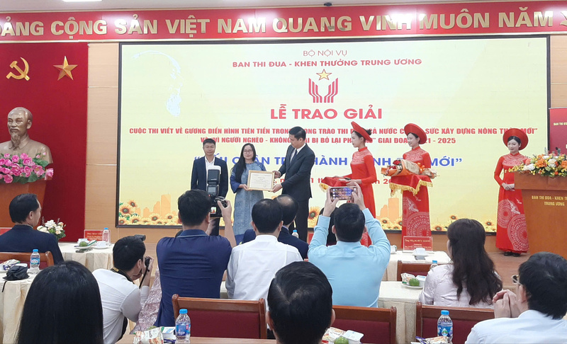 Tác phẩm “Điểm tựa bình yên nơi biên cương” (loạt 5 kỳ) của nhóm tác giả Trần Tuấn Ngọc, Lê Thanh Cường (Báo và Phát thanh - Truyền hình Lào Cai) đạt giải Nhất. Ảnh: Nguyễn Hạnh