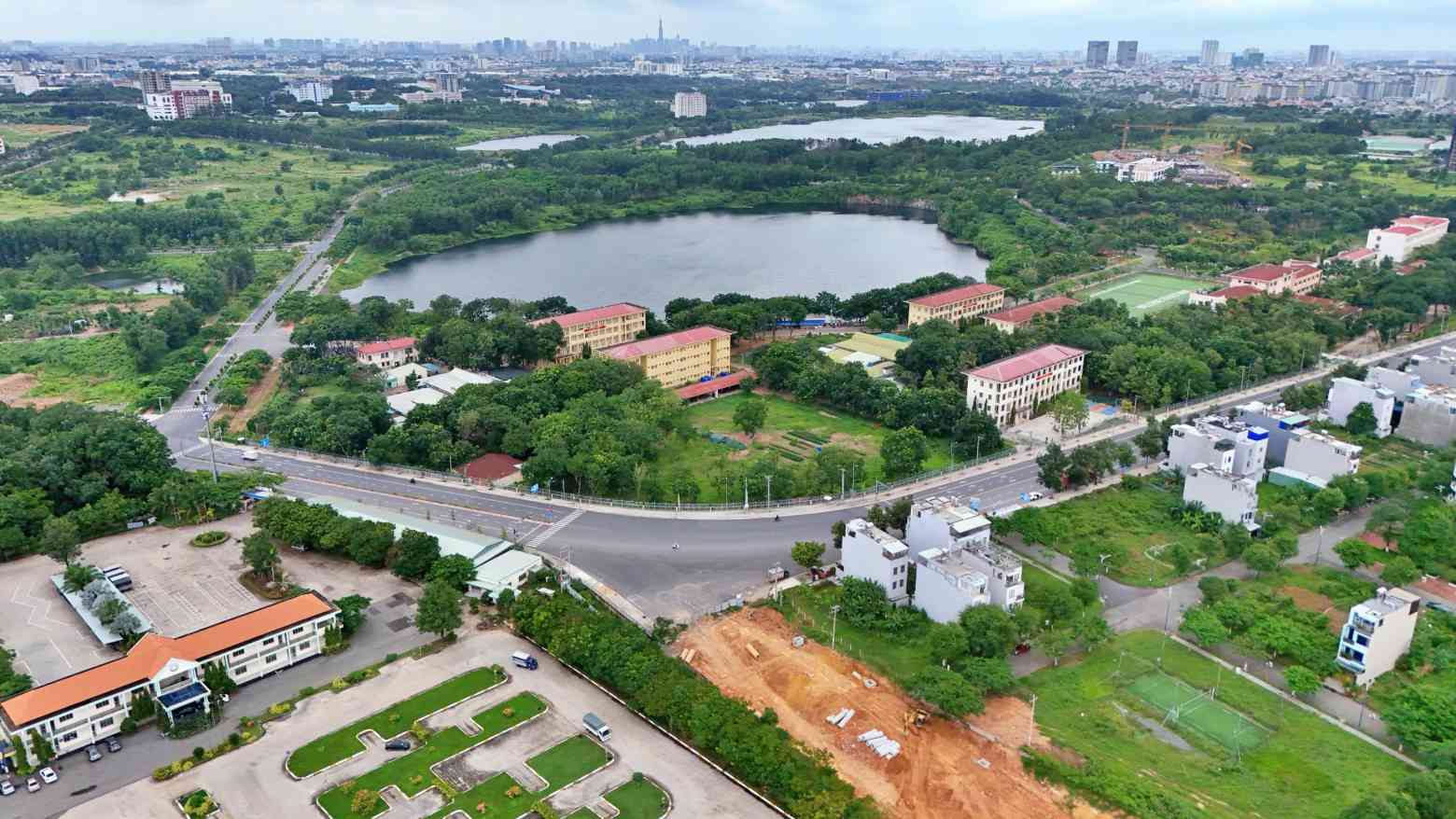 Khu vực này có nhiều cây xanh, hồ nước. Ảnh: Đình Trọng