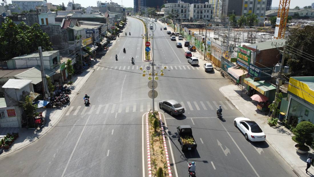 Từ nhỏ hẹp nay trở thành tuyến đường 6 làn xe. Ảnh: Đình Trọng